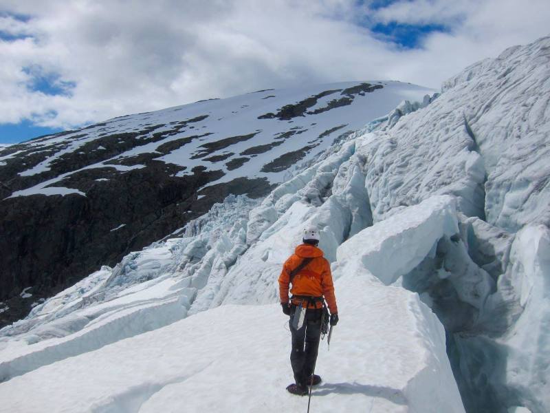 brekurs a man walking up a glacier